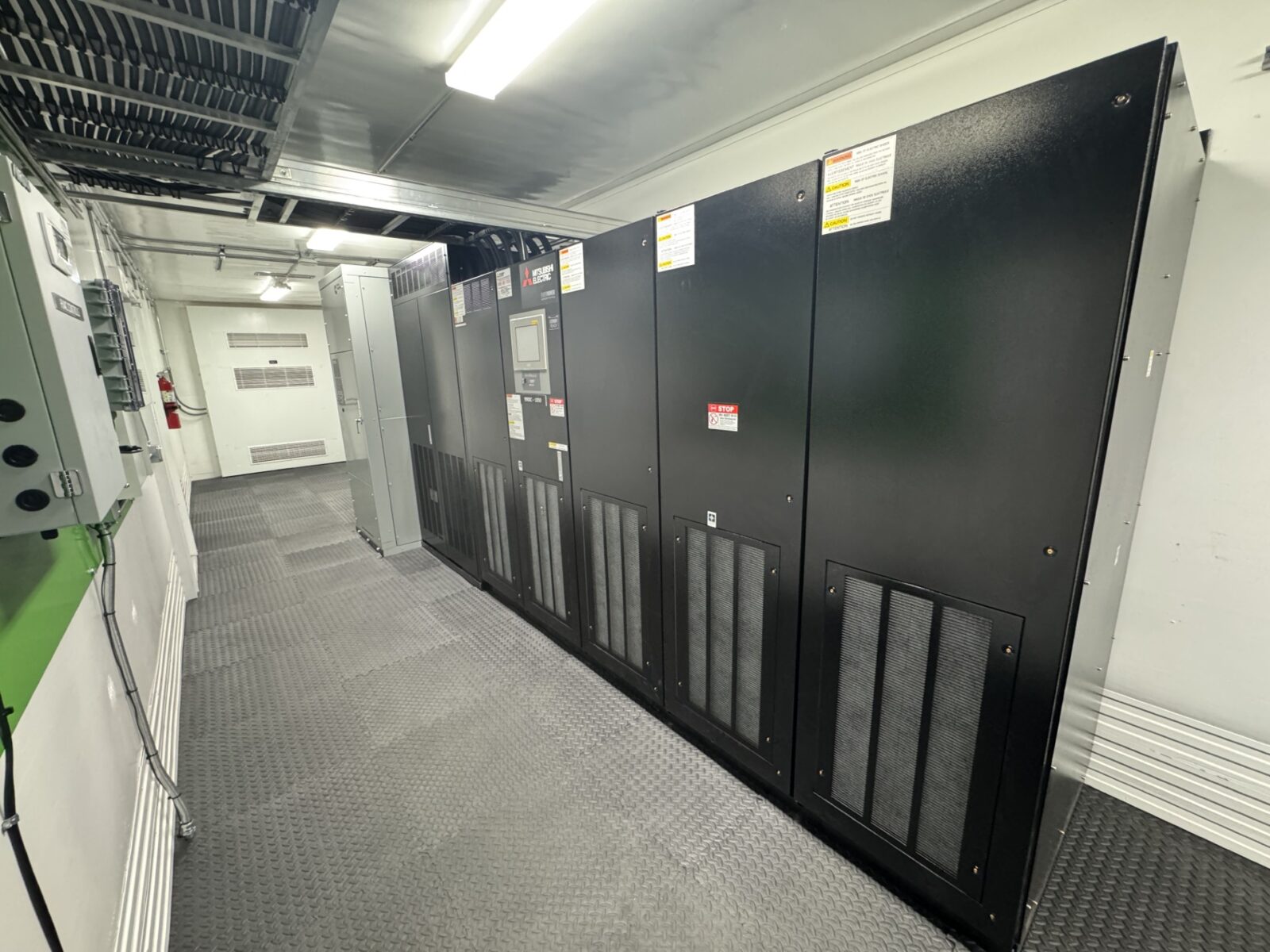 Zeus Mitsubishi 9900CX 1050kVA 480V Self Contained Outdoor UPS System Rental 3