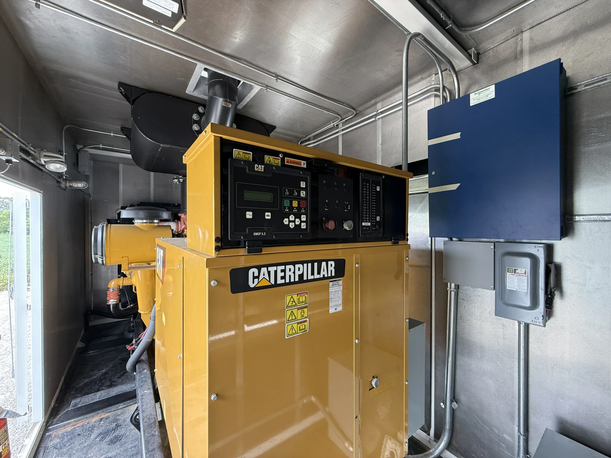 2011 CAT C27 750kW Generator Control Panel EMCP 3 2 scaled 1 CAT C27 750kW 480V Diesel Generator Set - Image 11